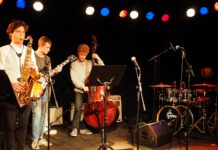 Erfarne musikere inviterer lokale talenter på scenen i Toldkammeret