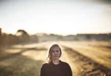 Sorgfuldt nærvær på Liva Mos debutsingle