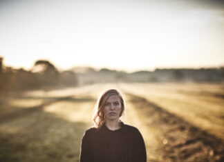Sorgfuldt nærvær på Liva Mos debutsingle