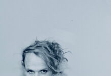 Ukueligt optimistiske Josa Barck sender sit hidtil skarpeste single-udspil på gaden