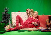 Tobias sætter fokus på dobbeltheden i julens illusioner og traditioner i musikvideo til “Christmas Night”