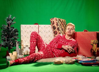 Tobias sætter fokus på dobbeltheden i julens illusioner og traditioner i musikvideo til “Christmas Night”