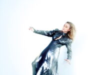 Nana Jacobi – vild vokalist og eventyrlig sangskriver udgiver storslået popalbum