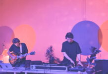 Danseklare elektroniske afarter blander live guitar, samples, keys og vinyl scratch