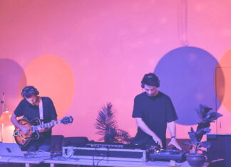 Danseklare elektroniske afarter blander live guitar, samples, keys og vinyl scratch