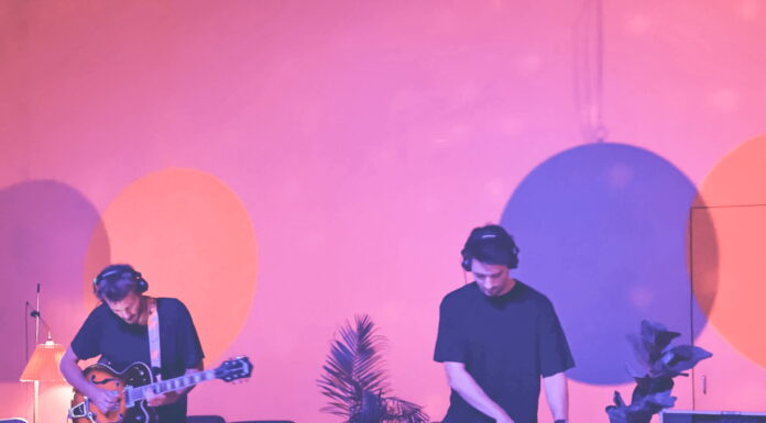 Danseklare elektroniske afarter blander live guitar, samples, keys og vinyl scratch