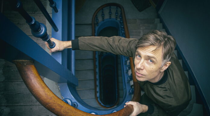 Sylvester Larsen er klar med samfunds relevant single