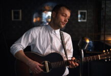 Ung kærlighed og countryvibes på sommerens bourbon-banger fra Lasse Storm