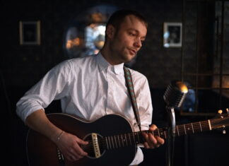 Ung kærlighed og countryvibes på sommerens bourbon-banger fra Lasse Storm