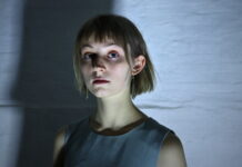 Carla Olsen markerer overgangen fra magtesløshed til lettelse på debutsingle