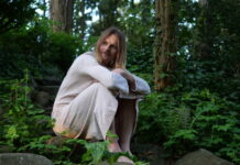 Hængemulen skyder sommeren i gang med den sjaskcharmerende og paradoksale single “Alle årets uger”