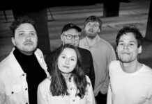 Debut-single: “De Kommer Flyvende”