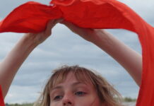 Den danske singer/songwriter Carla Olsen udsender sin nye single ”Burning/Pouring”