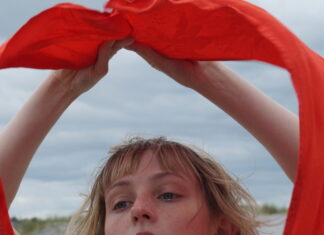 Den danske singer/songwriter Carla Olsen udsender sin nye single ”Burning/Pouring”