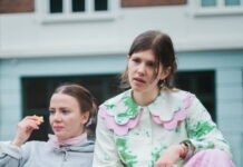 iomfro opfordrer alle til at turde at være følsomme og anti-ekstreme med ny spydig single