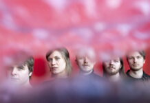 Førsteelsker lokker dig med helt ind foran spejlet