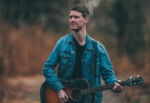 Kasper Buch hylder familien på “Holding On”