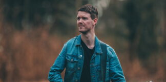 Kasper Buch hylder familien på “Holding On”