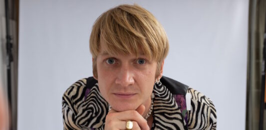 Elias Bendix samarbejder med Bon Iver-blæser på “Disillusion & Love”