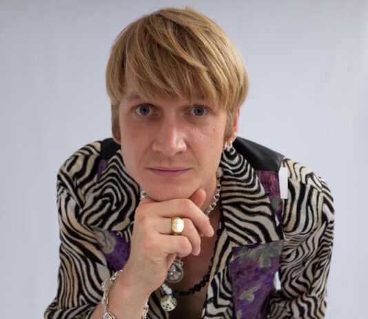 Elias Bendix samarbejder med Bon Iver-blæser på “Disillusion & Love”